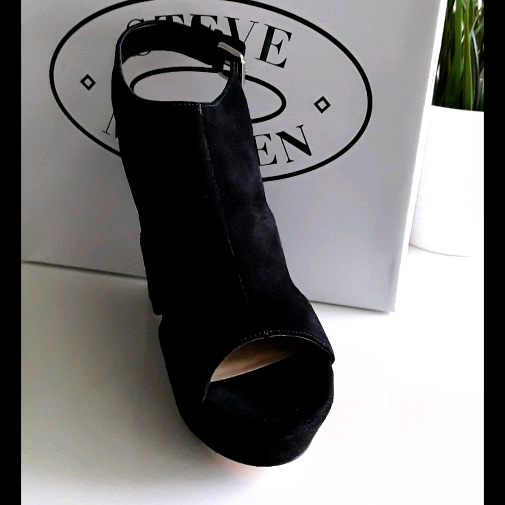 STEVE MADDEN SUEDE WEDGE SANDALS- NEW